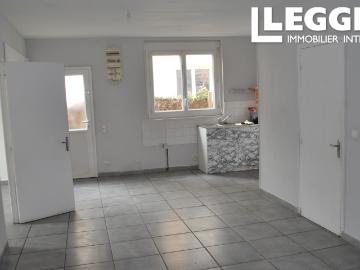 2 maisons dans le village excellent potentiel commercial emplacement de choix !