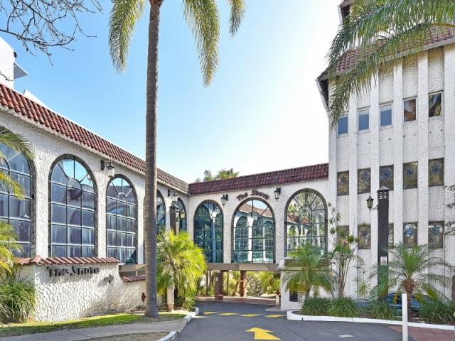 SUPERBLY LOCATED FURNISHED STUDIO IN RESORT STYLE COMPLEX
