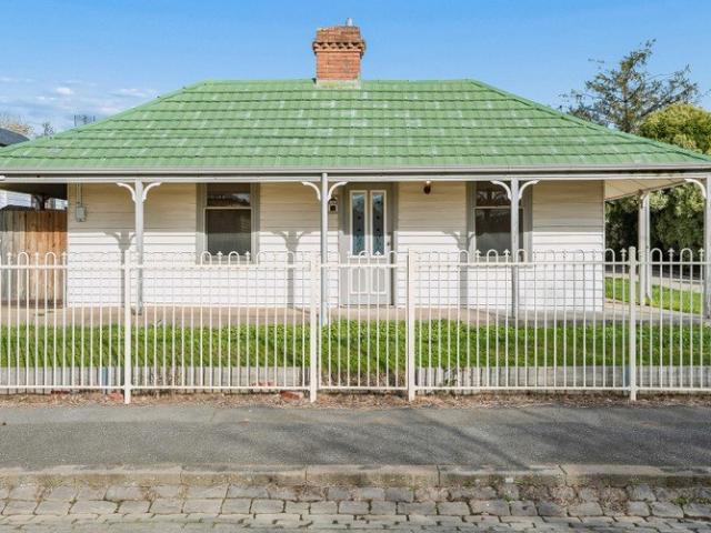 Superbly Located Townhouse, Right in the Centre of Town