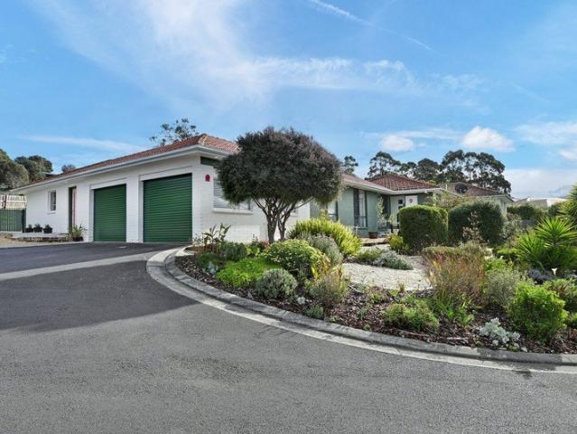 Superbly renovated entertainer on expansive land parcel