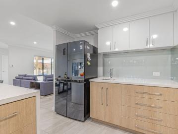 SUPERBLY SPACIOUS AND BEAUTIFUL THIS TWO STOREY LUXURY EXECUTIVE HOME IS ALSO IN A DIVINE LOCATION !