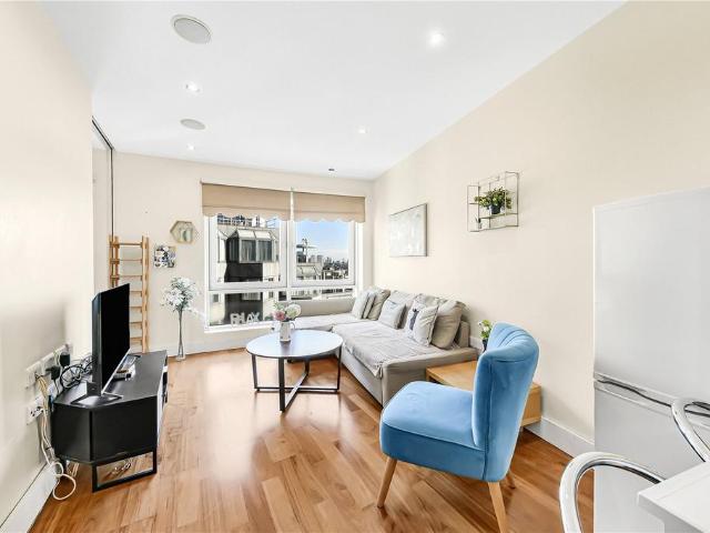 Superdrug, 2 Praed Street, London, W2 1JX, United Kingdom | 2 bed apartment for rent #136660463 | Rentberry