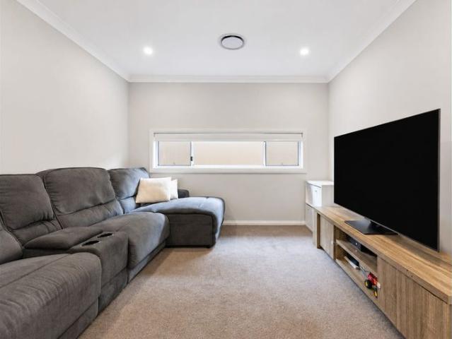 Superior Modern Four Bedroom Family Home