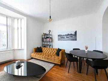 Superleuk appartement met ruime slaapkamer en apart bureel of dressing