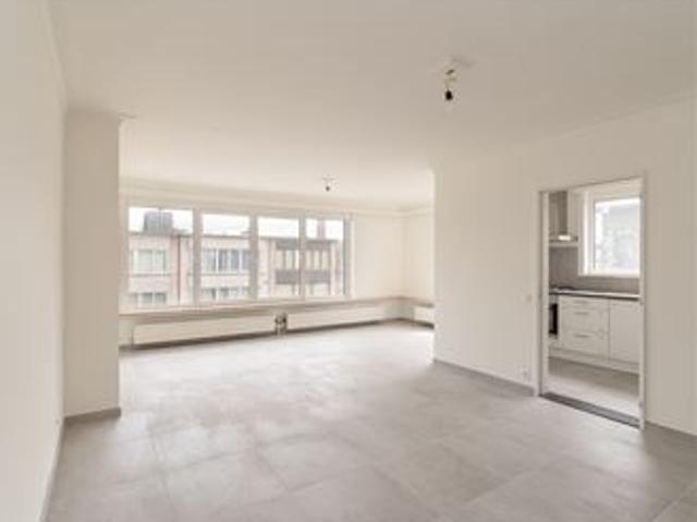 Superlicht gerenoveerd appartement met twee slaapkamers en terras