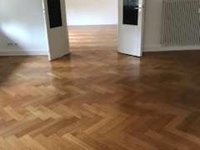 superschöner Altbau+126 qm verteilt auf 3 ZKBWC, 2.Dusche, kleiner Balkon + ab 01.12.26