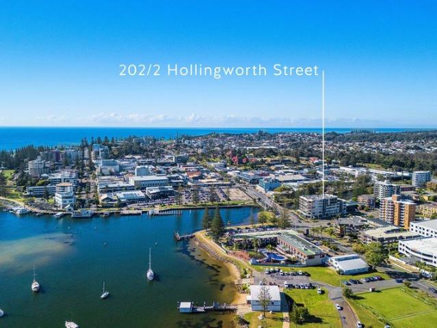 Supersized Living, Water Views And Walk To Everything!