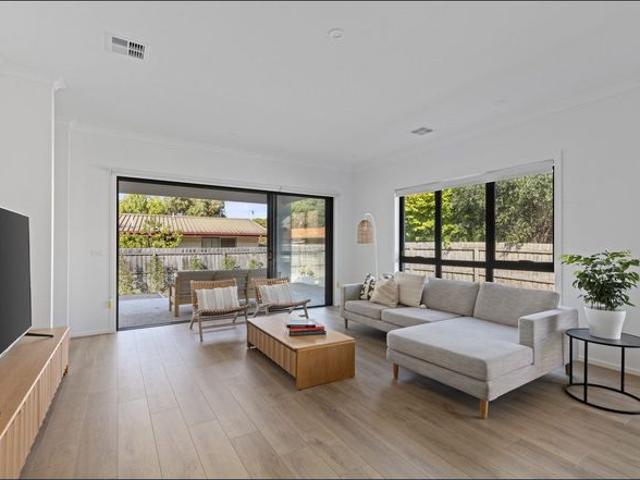 Supreme Point Lonsdale Living  FULLY FURNISHED  AVAILABLE UNTIL EARLY DECEMBER