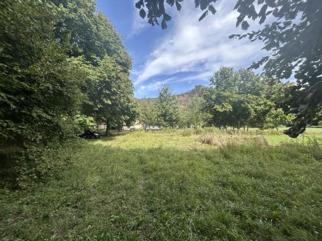 Sur 1 500m², à rénover
