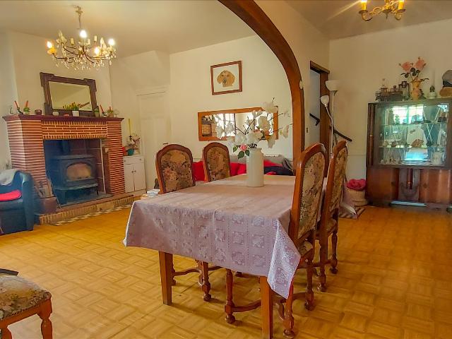 Sur env. 4Ha 58a 31ca Propriété ancienne avec environ 640 m². 188m² Lauzun