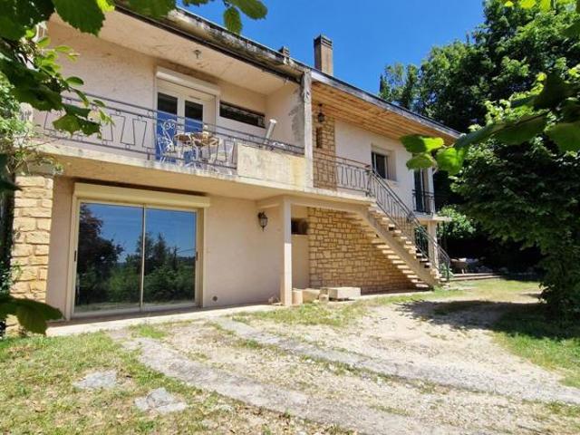 Sur hauteur, proche des commerces du Bugue, Maison d'habitation