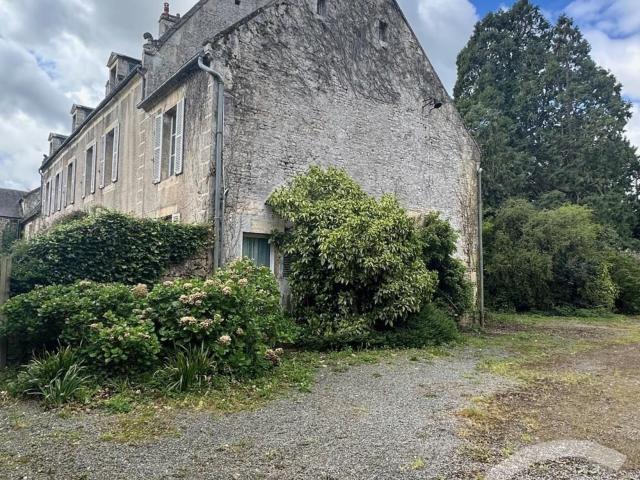 Sur l'axe très recherché de FALAISE CAEN dans la ville d'US. 303m² Ussy