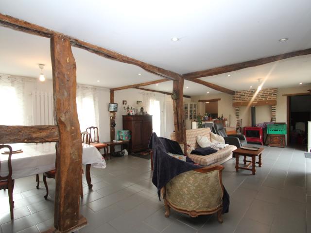 Sur l'axe Decize Bourbon Lancy, maison d'habitation style longère
