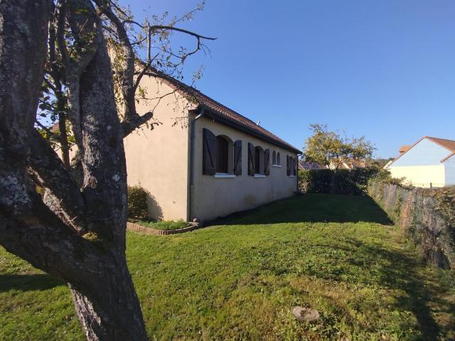 Sur la commune d'Amné, beau pavillon de plain pied composé d'un beau séjour avec cheminée, une cuisine, trois chambres et une salle de bain. A 15 minutes du Mans, ce pavillon est idéale pour une famille. Situé près d'un parc de jeux et d'un plan d'eau