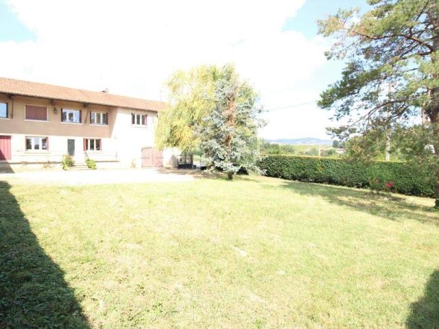 Sur la commune de VILLIE MORGON, Maison de 178 m² avec jardin et