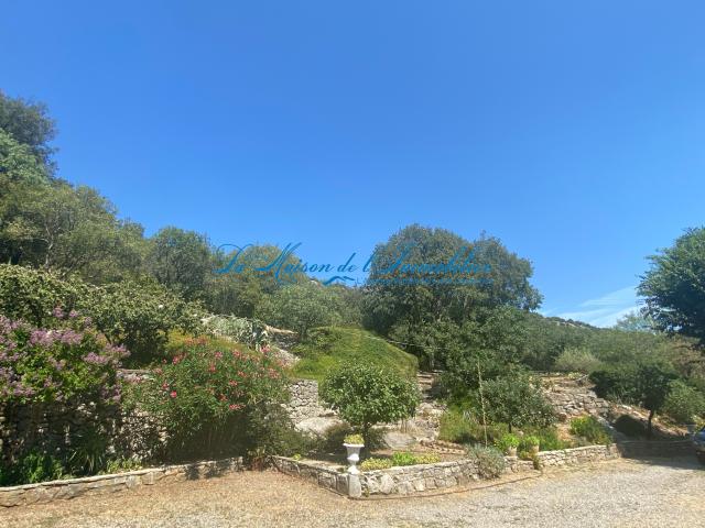 Sur la commune de St Hippolyte du Fort, mas en pierres avec habitation principale, 3 gites et piscines sur 1,1