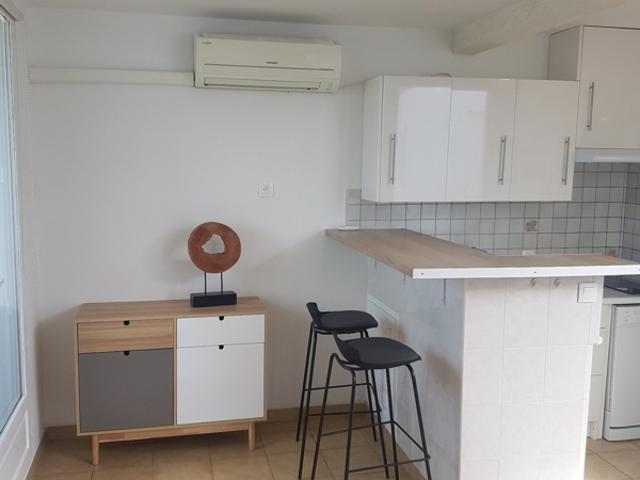 SUR LE PORT DERNIER ETAGE STUDIO MEUBLE TERRASSE