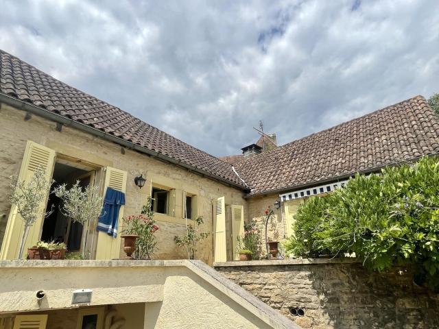 Sur les hauteurs de Montignac Lascaux, maison ancienne avec. 180m² Montignac Lascaux