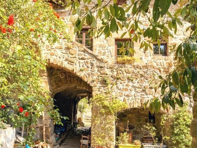 Sur les hauteurs de Vals Les Bains, à 25 minutes d'AUBENAS. 232m² Vals les Bains