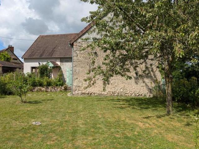 Sur Montaigu le blin, longère et dépendances