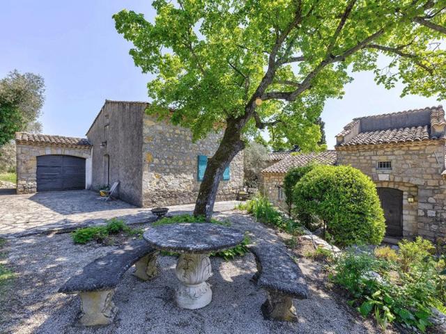Sur un beau terrain sur les hauteurs, de 2 hectares environ. 350m² Montauroux