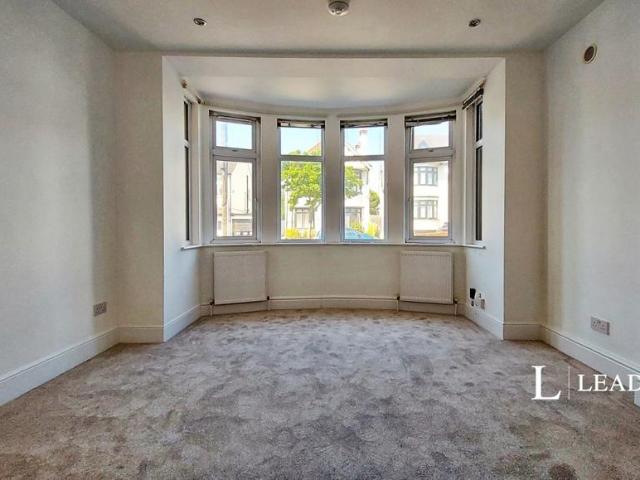 Surbiton Avenue, Southend on Sea. Studio to rent £825 pcm £190 pw