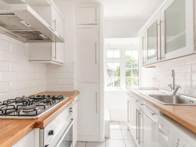 Surbiton Crescent, Kingston, Kingston. 2 bed flat to rent £1,800 pcm £415 pw
