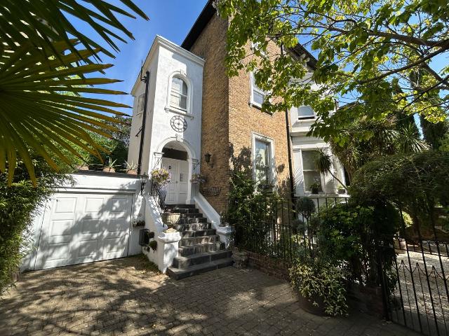 Surbiton Hill Park, Surbiton KT5, 1 bed flat to rent, £1,395 pcm | PrimeLocation