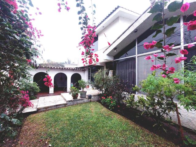 Surco Casa en Zona super tranquila, o para edificio 5pisos