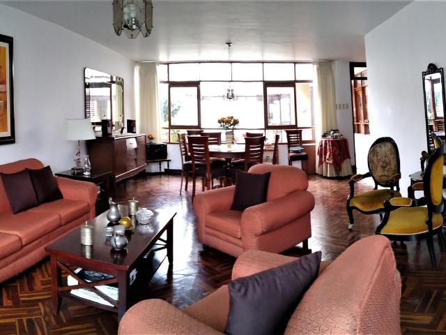 SURCO Se vende casa 1er Piso 3 Dormitorios 1 cochera AT 304m2