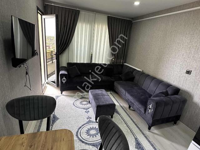 Sürer Emlak`tan Kiralık Ful Sıfır Eşyalı 1+1 Daire`miz Ara Katta