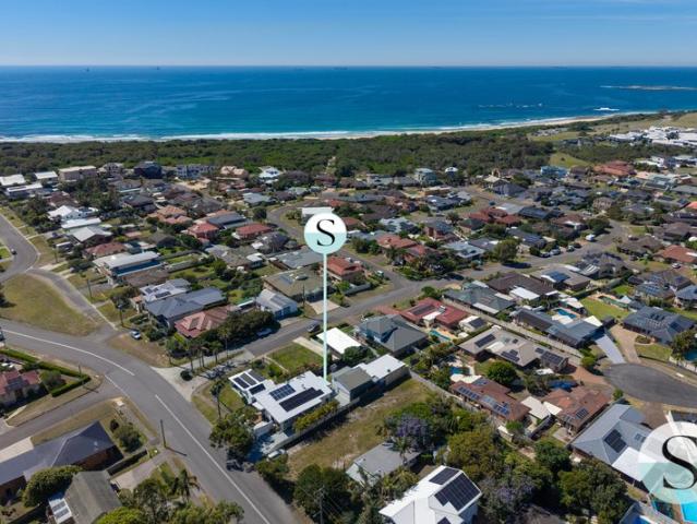 Surfers Paradise, Coastal Style Big Renovated 4 Bedroom, 2 Bathroom Beach House, Separate 1 Bedroom Second Residence & Mega Garaging with Studio Loft!
