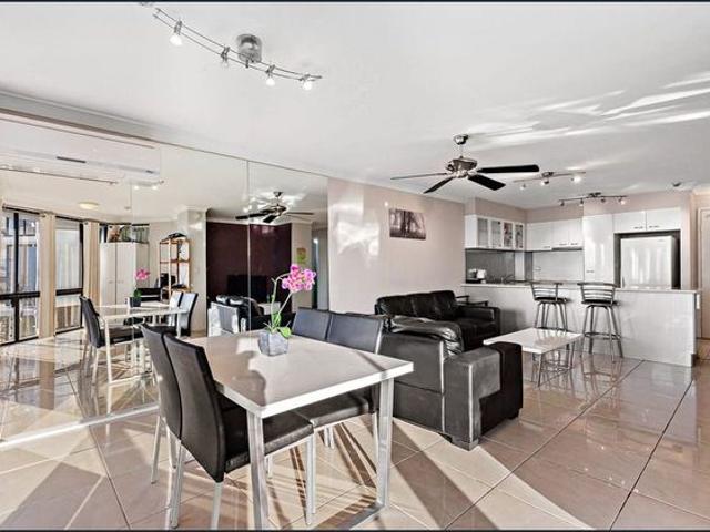 Surfers Paradise Large 1 Bedroom + study furnished unit