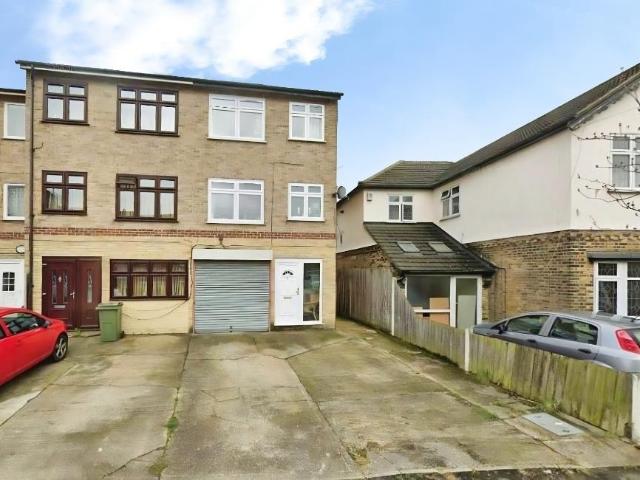 Surman Terrace, Princes Road, Romford, London RM1, 1 bed detached house to rent, £1,750 pcm | PrimeLocation