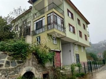 Sürmene Petekli Mahallesinde Satılık 2700 M2 Arazi İçinde Villa