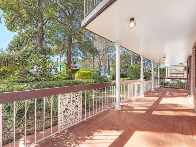 Surprisingly Quiet Spacious Ground Floor Apartment