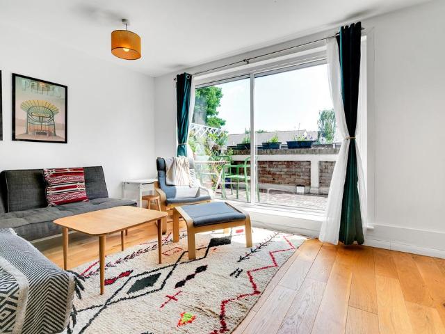 Surr Street, London, N7 2 bed apartment to rent £2,800 pcm £646 pw