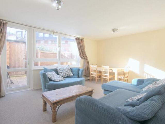 Surrey Lane, London SW11 3 bed terraced house to rent £2,850 pcm £658 pw