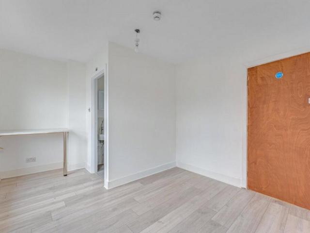 Surrey SM1 Studio to rent £1,295 pcm £299 pw