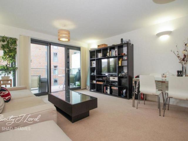 Surrey Quays Road, London 1 bed flat to rent £2,250 pcm £519 pw
