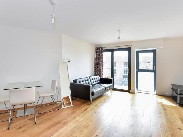 Surrey Quays Road, Surrey Quays. 2 bed flat to rent £3,150 pcm £727 pw