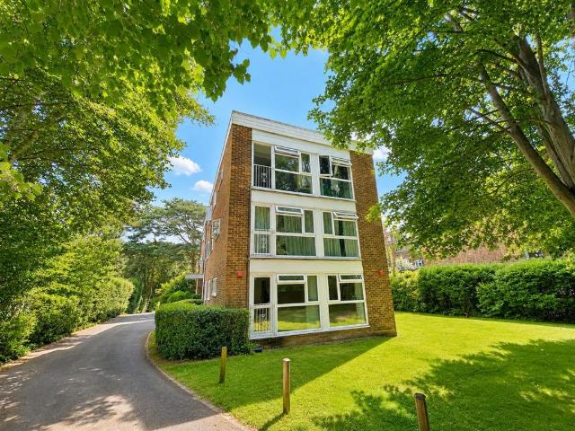 Surrey Road, Camelot, BH12 2 bed flat to rent £1,225 pcm £283 pw