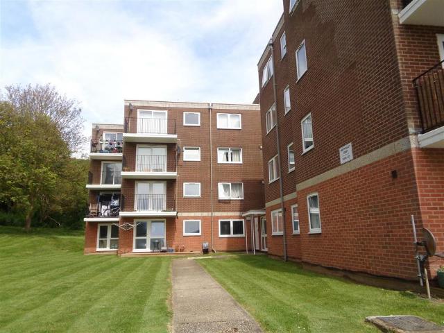 Surrey Road, Seaford 2 bed flat to rent £1,200 pcm £277 pw