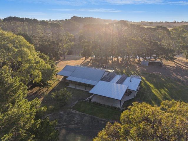 Sustainable Living, 3 way EV charger, Low Cost Lifestyle on 8.09 Hectares An authentic way of life for your family