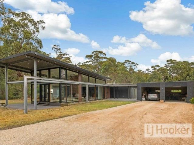 SUSTAINABLE MODERN LIFESTYLE RETREAT ON OVER 10 ACRES OF NATURAL BUSHLAND