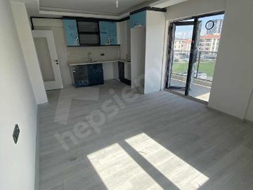 Susuz merkezde yol cepheli acil satılık 2+1