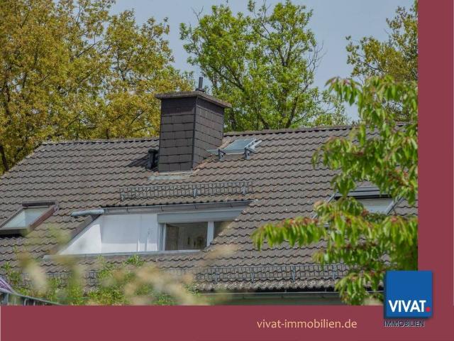 Süße 2,5 Zimmer DG Wohnung mit EBK, Loggia & Carport Stellplatz. Bezugs und käuferprovisionsfrei!