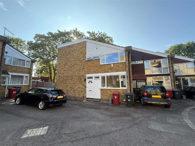 Sussex Close, Slough, Berkshire, SL1 3 bed terraced house to rent £1,900 pcm £438 pw