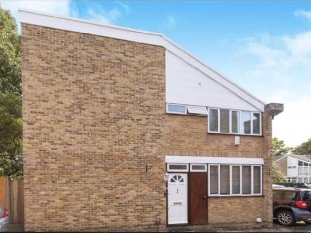 Sussex Close, Slough SL1, 3 bed terraced house to rent, £1,995 pcm | PrimeLocation