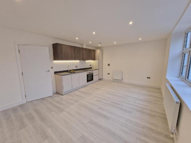 Sussex Place, New Malden KT3 3 bed flat to rent £2,300 pcm £531 pw